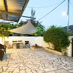 Lena's Traditional Nyaraló